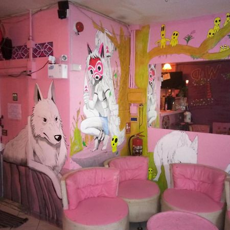 Wild & Wandering Backpacker Hostel & Bar Хаад Рин Екстериор снимка