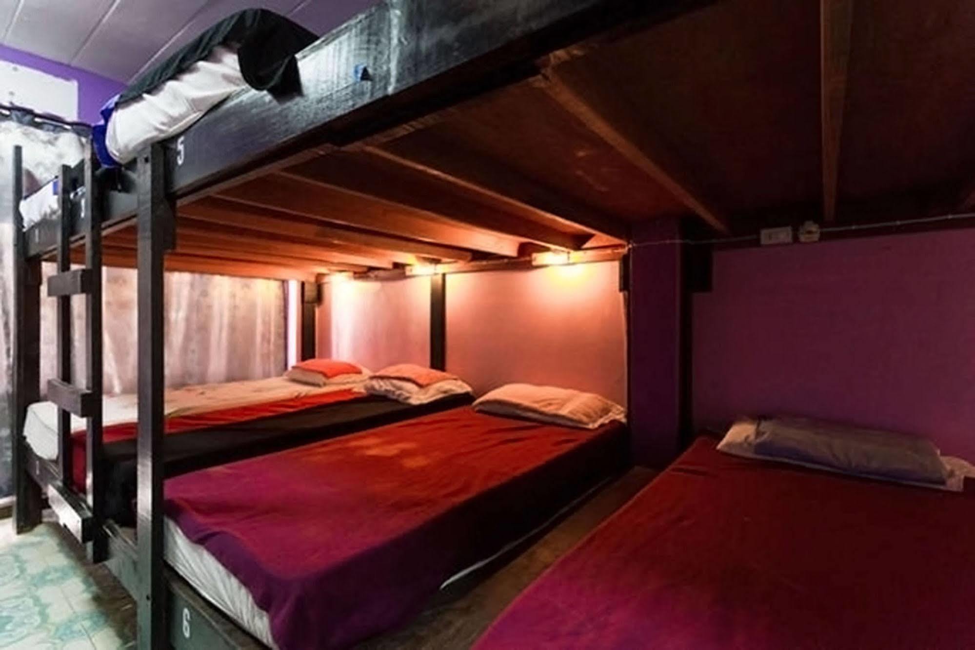 Wild & Wandering Backpacker Hostel & Bar Хаад Рин Екстериор снимка