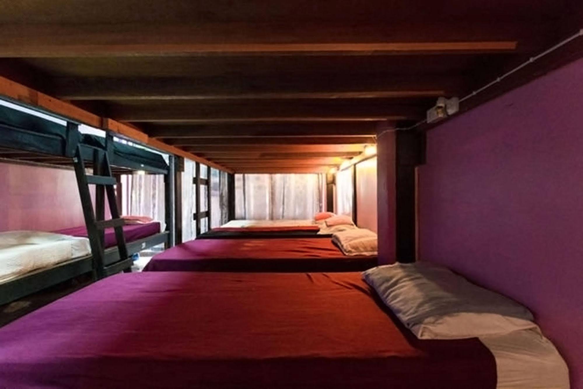 Wild & Wandering Backpacker Hostel & Bar Хаад Рин Екстериор снимка