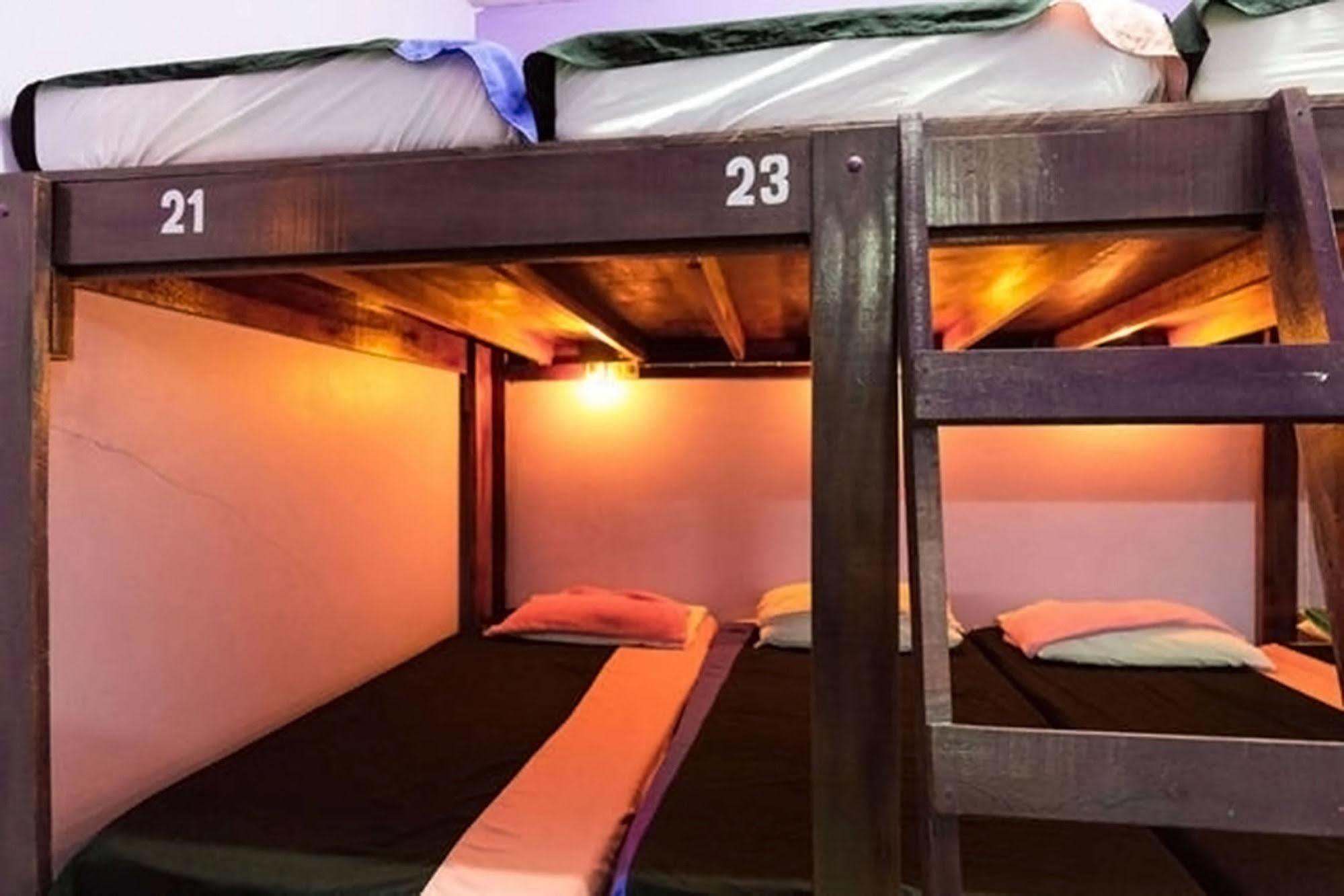 Wild & Wandering Backpacker Hostel & Bar Хаад Рин Екстериор снимка