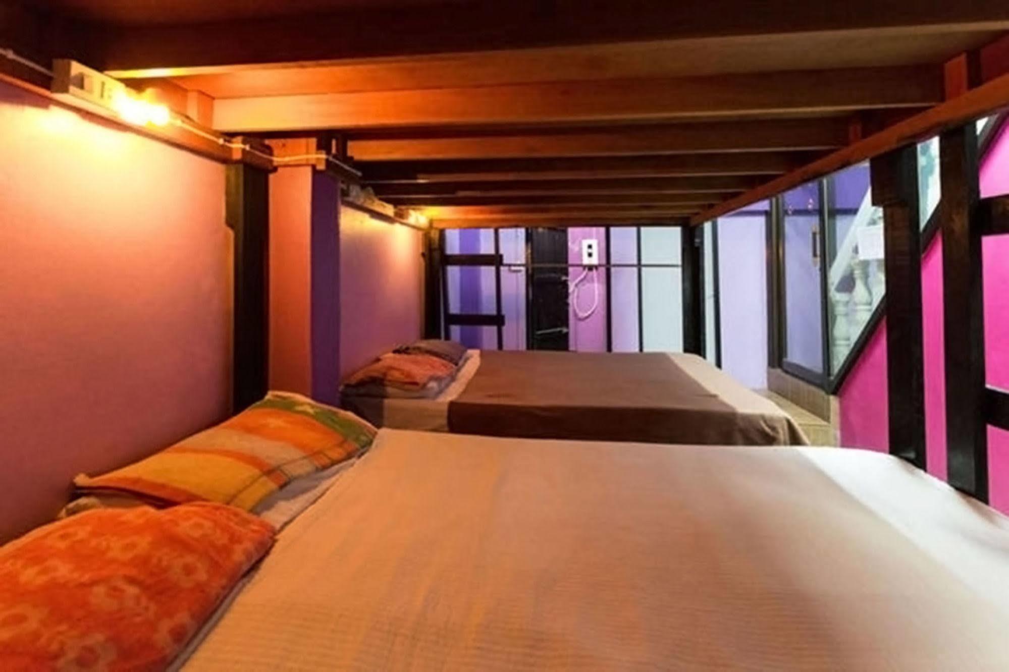 Wild & Wandering Backpacker Hostel & Bar Хаад Рин Екстериор снимка