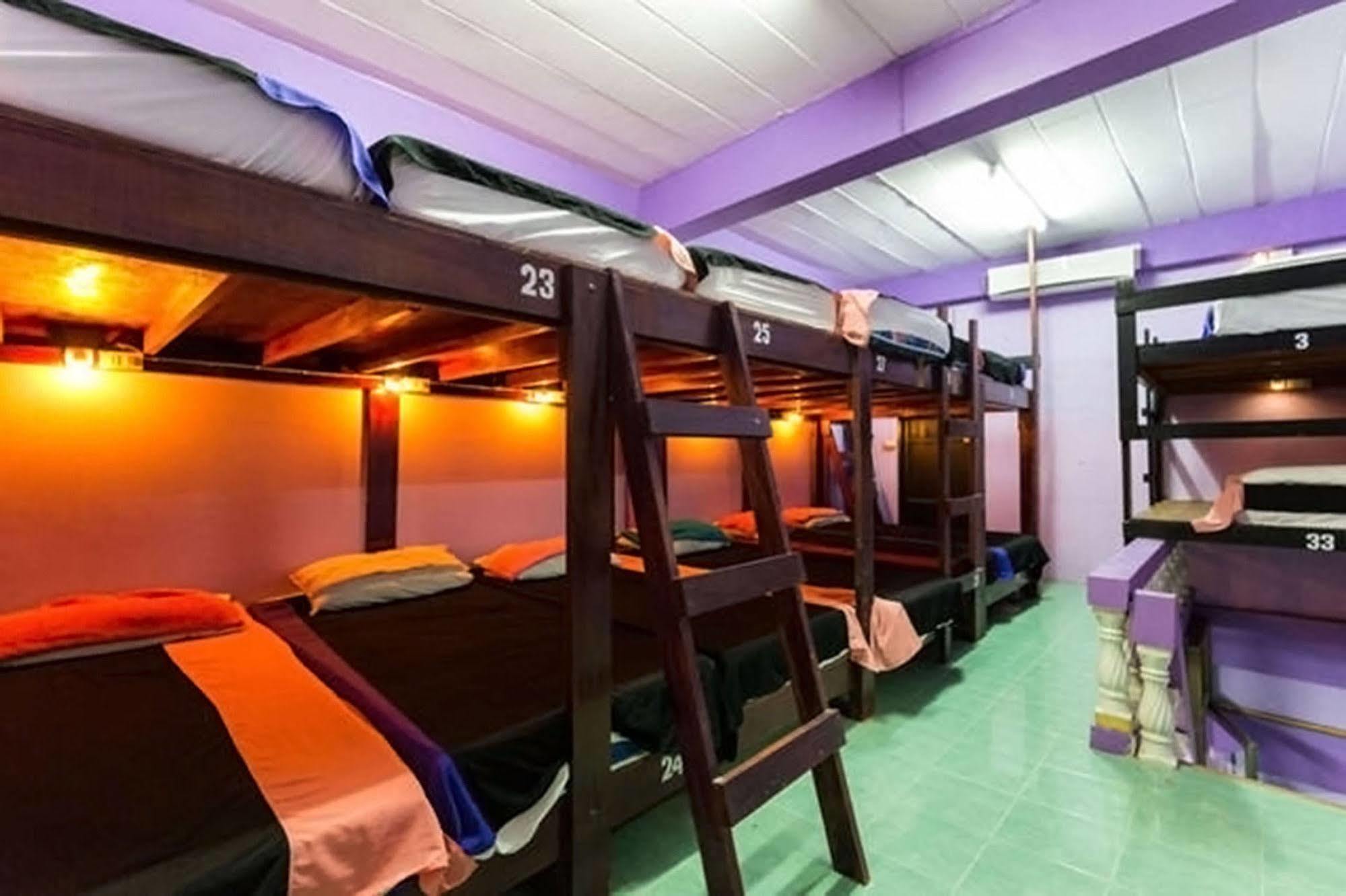 Wild & Wandering Backpacker Hostel & Bar Хаад Рин Екстериор снимка