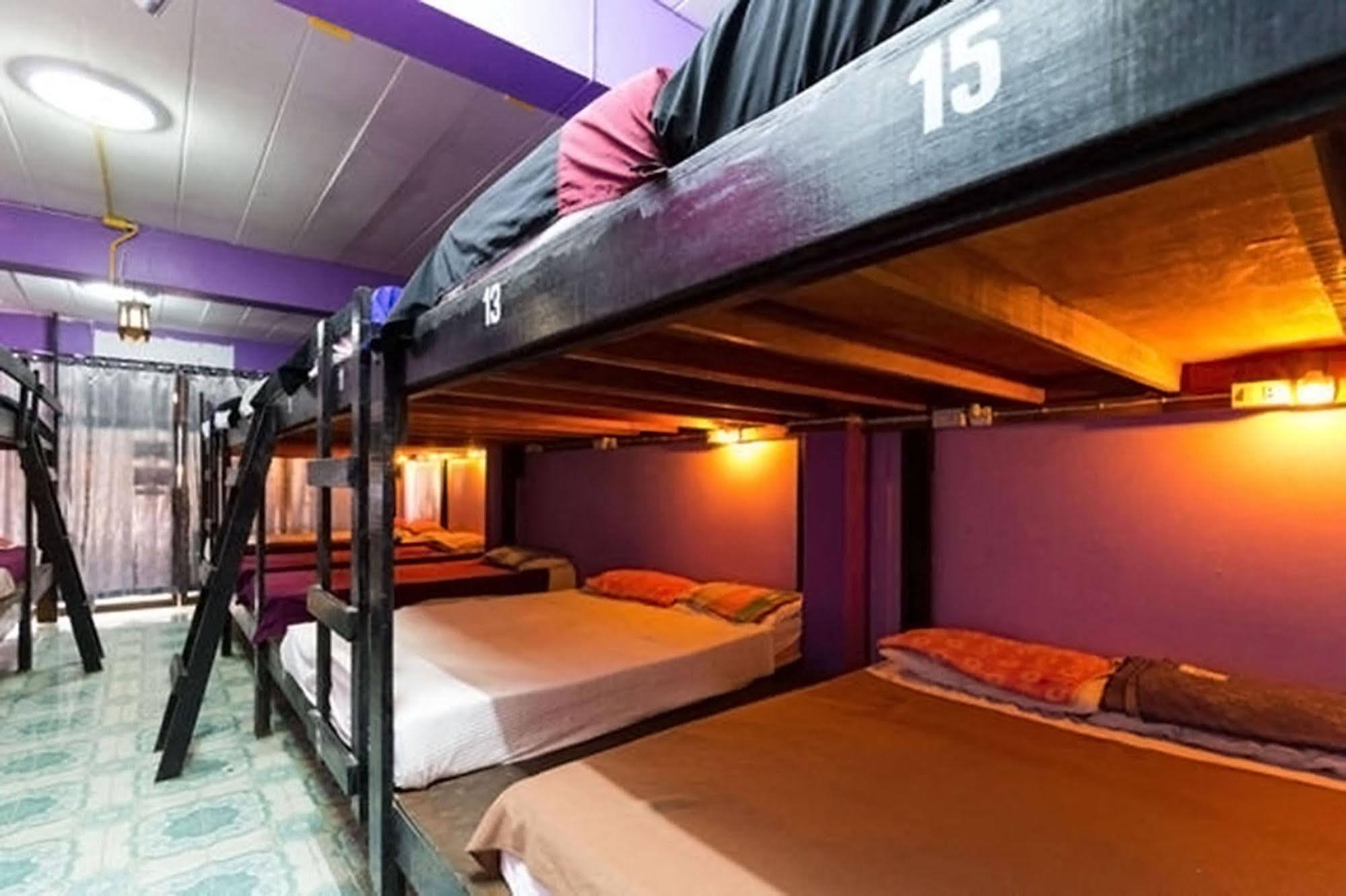 Wild & Wandering Backpacker Hostel & Bar Хаад Рин Екстериор снимка