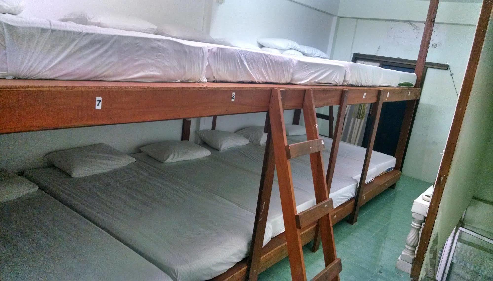 Wild & Wandering Backpacker Hostel & Bar Хаад Рин Екстериор снимка