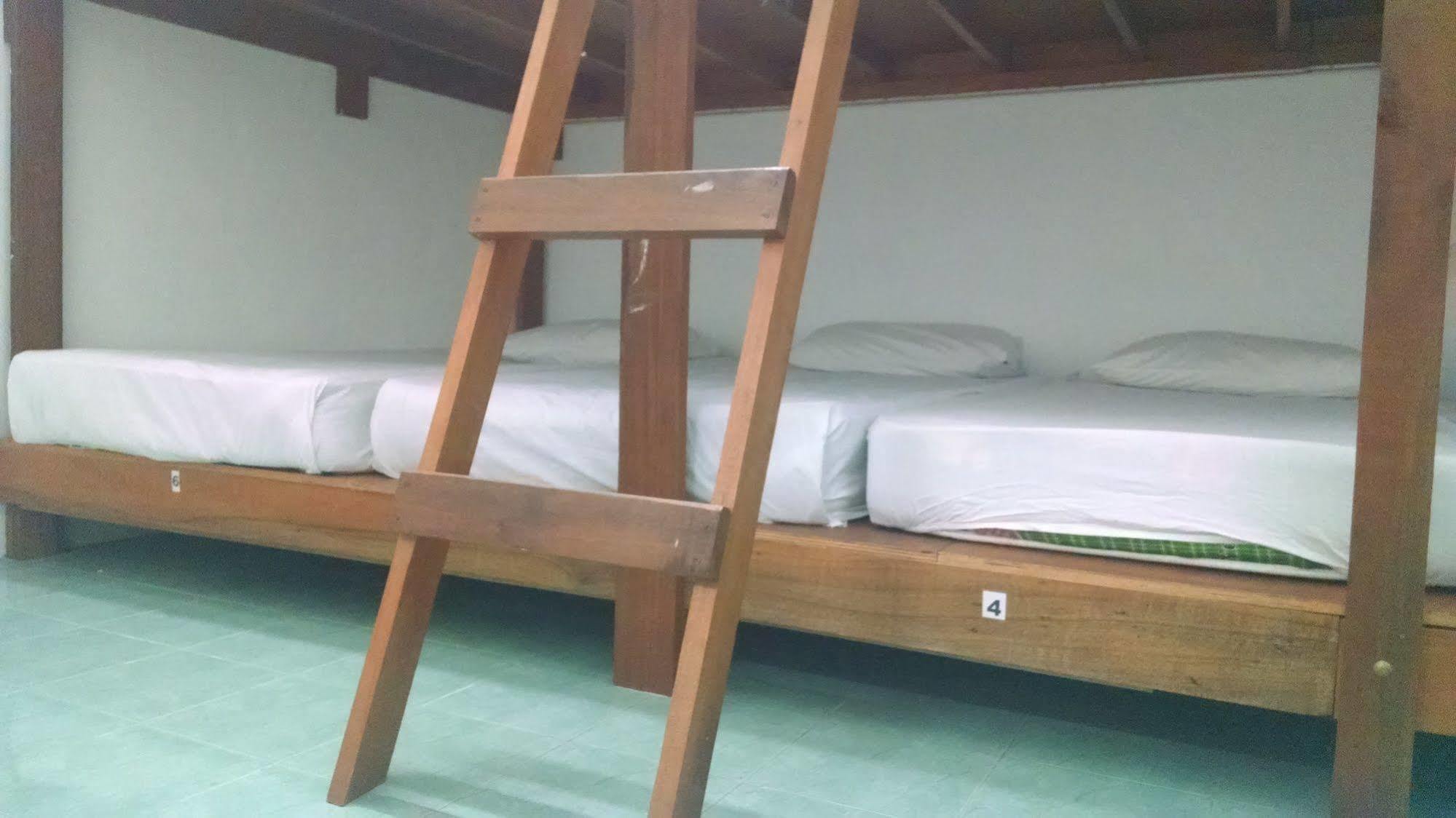 Wild & Wandering Backpacker Hostel & Bar Хаад Рин Екстериор снимка