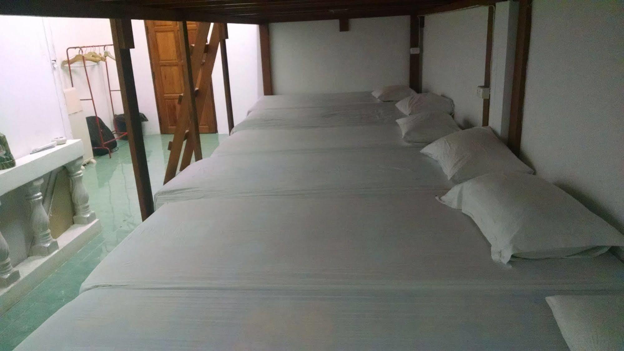 Wild & Wandering Backpacker Hostel & Bar Хаад Рин Екстериор снимка