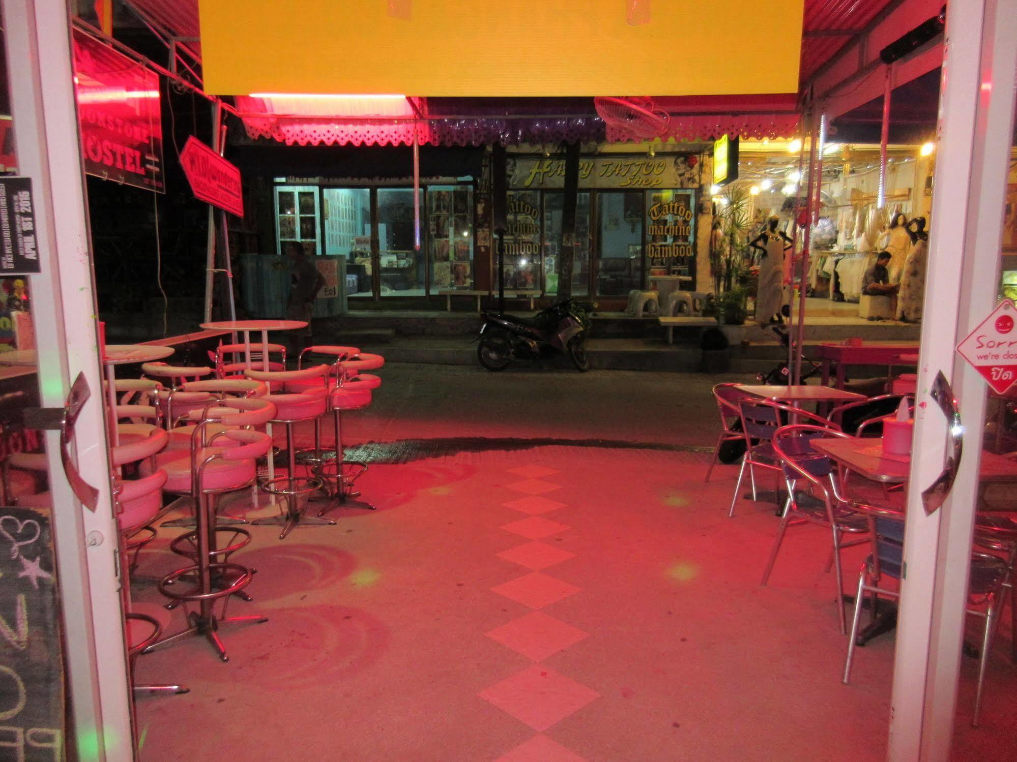 Wild & Wandering Backpacker Hostel & Bar Хаад Рин Екстериор снимка